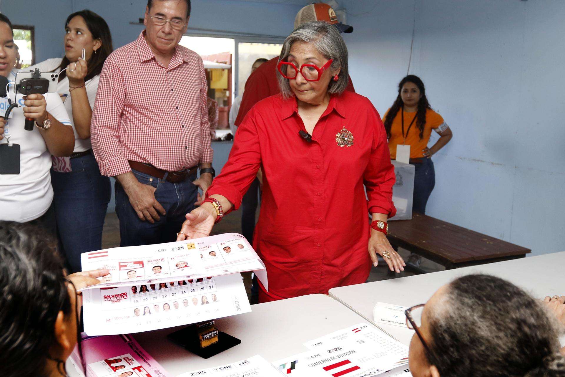 Hondureños votan en comicios primarios en calma pero con retrasos en entrega de material