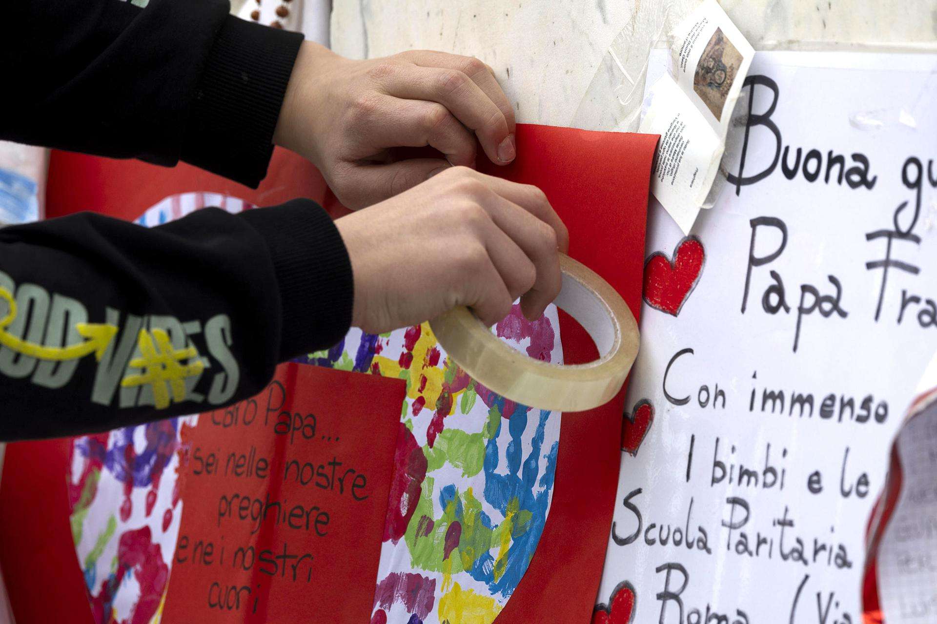 El papa prosigue la fisioterapia respiratoria y motora en su 27 día de hospitalización