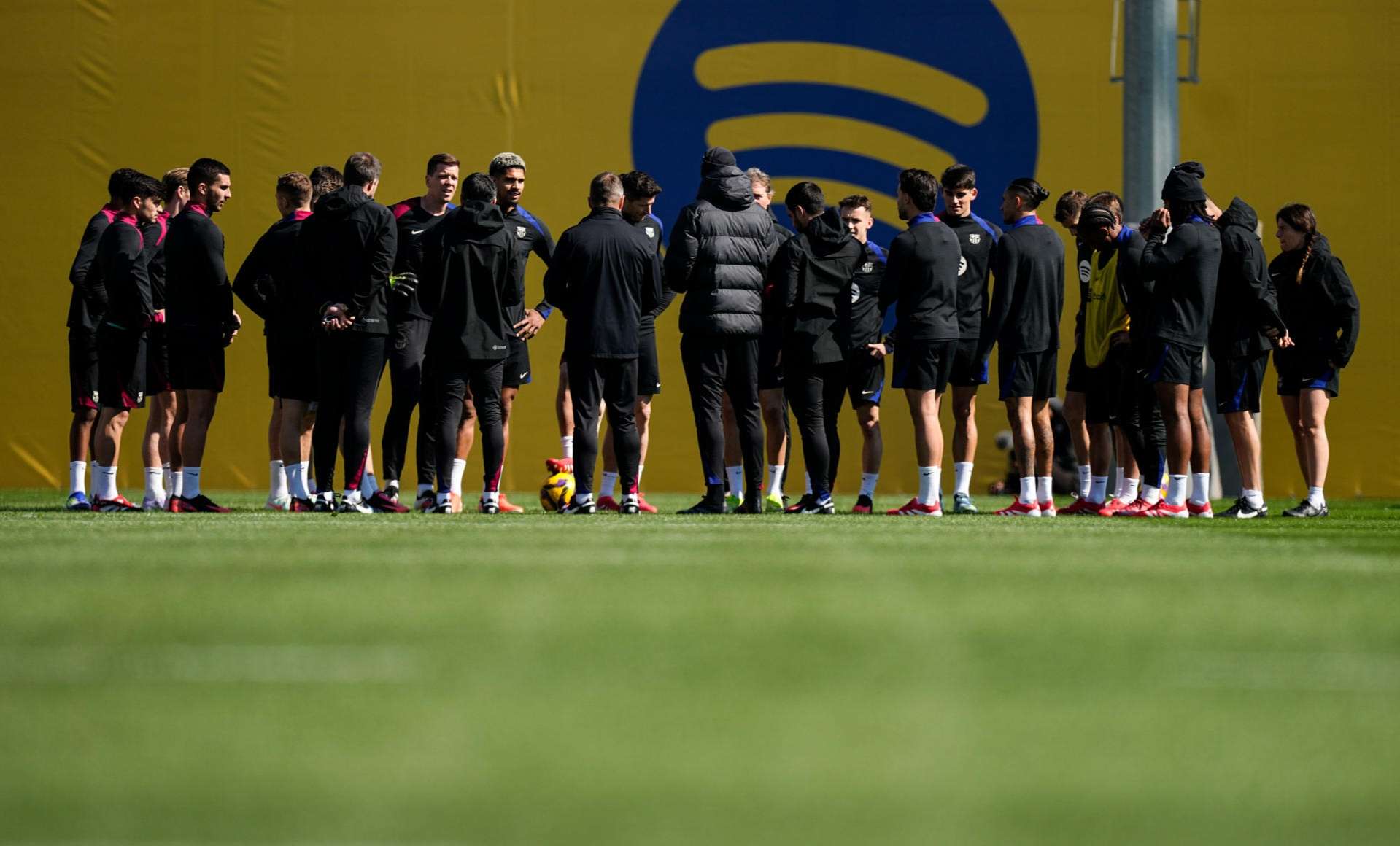 Barcelona prepara el duelo ante Atlético con todos los jugadores disponibles