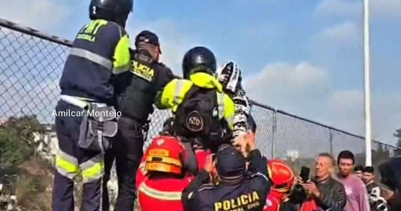 ¡Lo salvan de morir! Menor de edad intentó lanzarse desde el puente La Asunción, zona 5