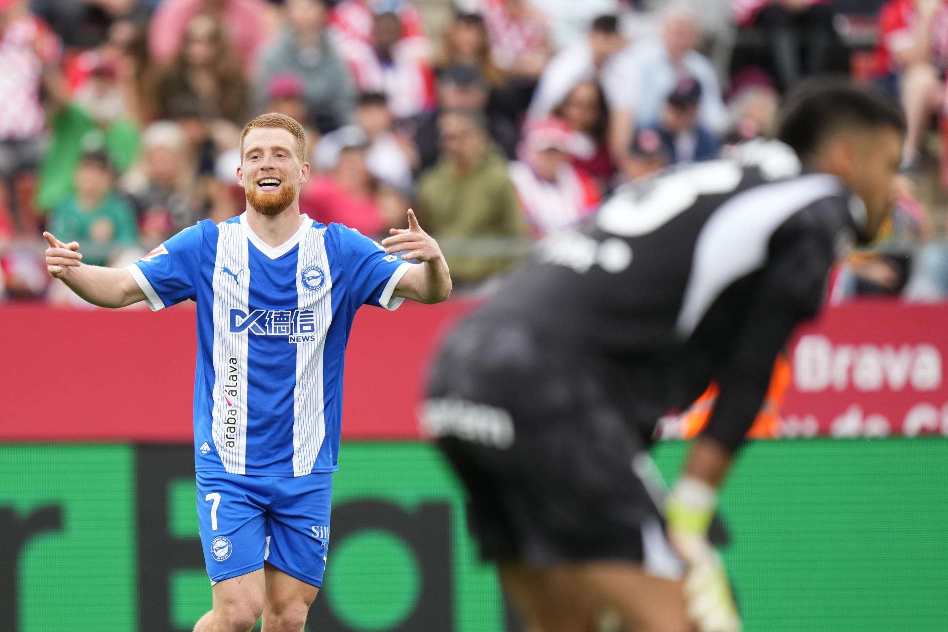 El Alavés da un paso hacia la permanencia y agrava la crisis del Girona