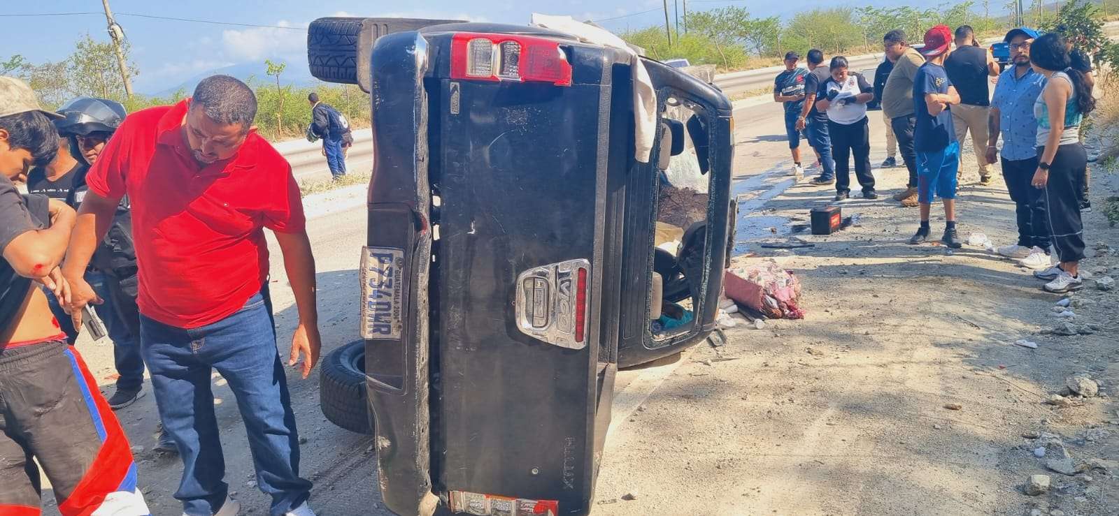 Quince heridos al volcar picop en ruta al Atlántico
