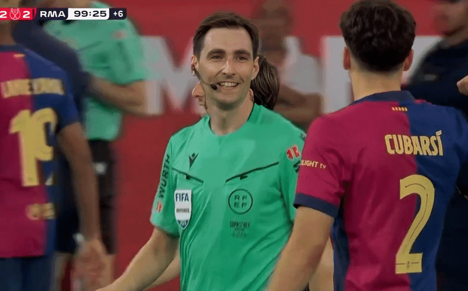 Iñigo Martínez felicita a De Burgos por su arbitraje en la final