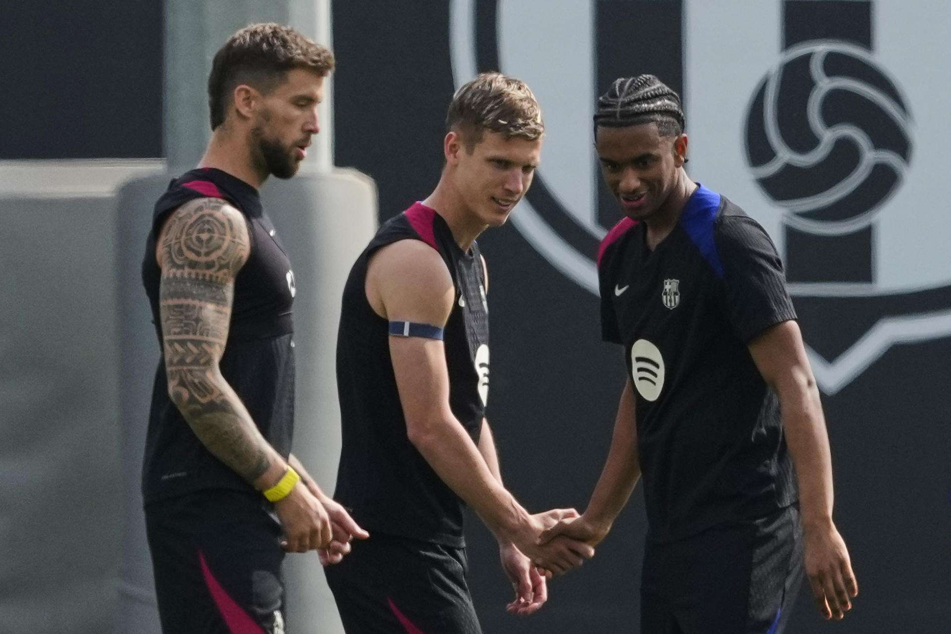 Olmo regresa a la convocatoria y Balde es baja por lesión para la vuelta en Dortmund