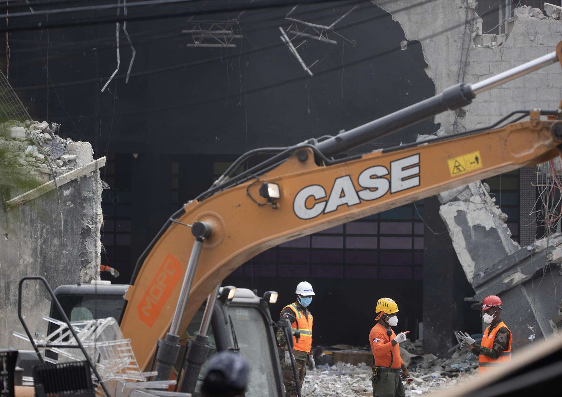 Ataúdes, funerarias y nichos gratuitos para las víctimas de la discoteca de Santo Domingo
