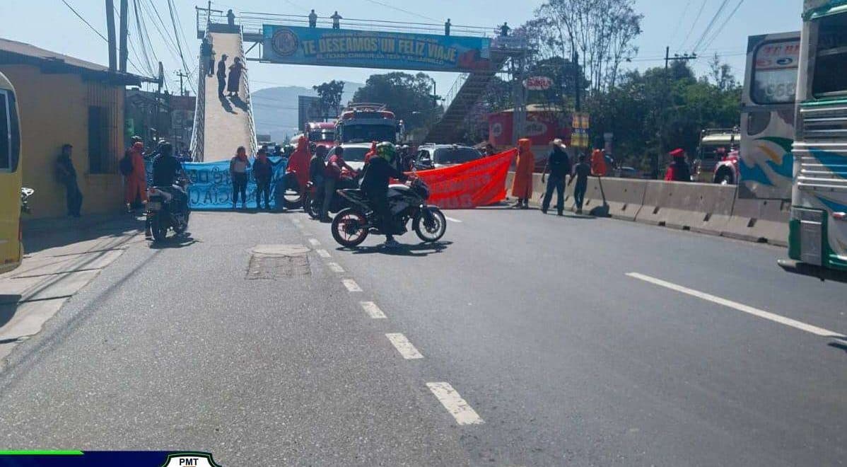 Encapuchados bloquean ruta Interamericana, en El Tejar