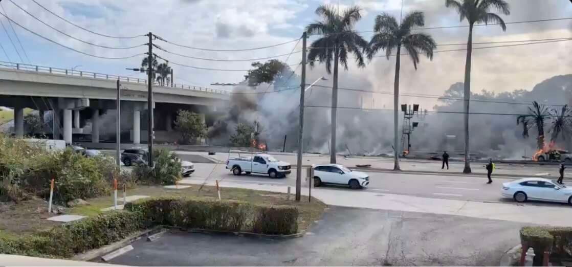 ÚLTIMA HORA | Avioneta se estrella y se incendia cerca del Aeropuerto de Boca Ratón, Florida
