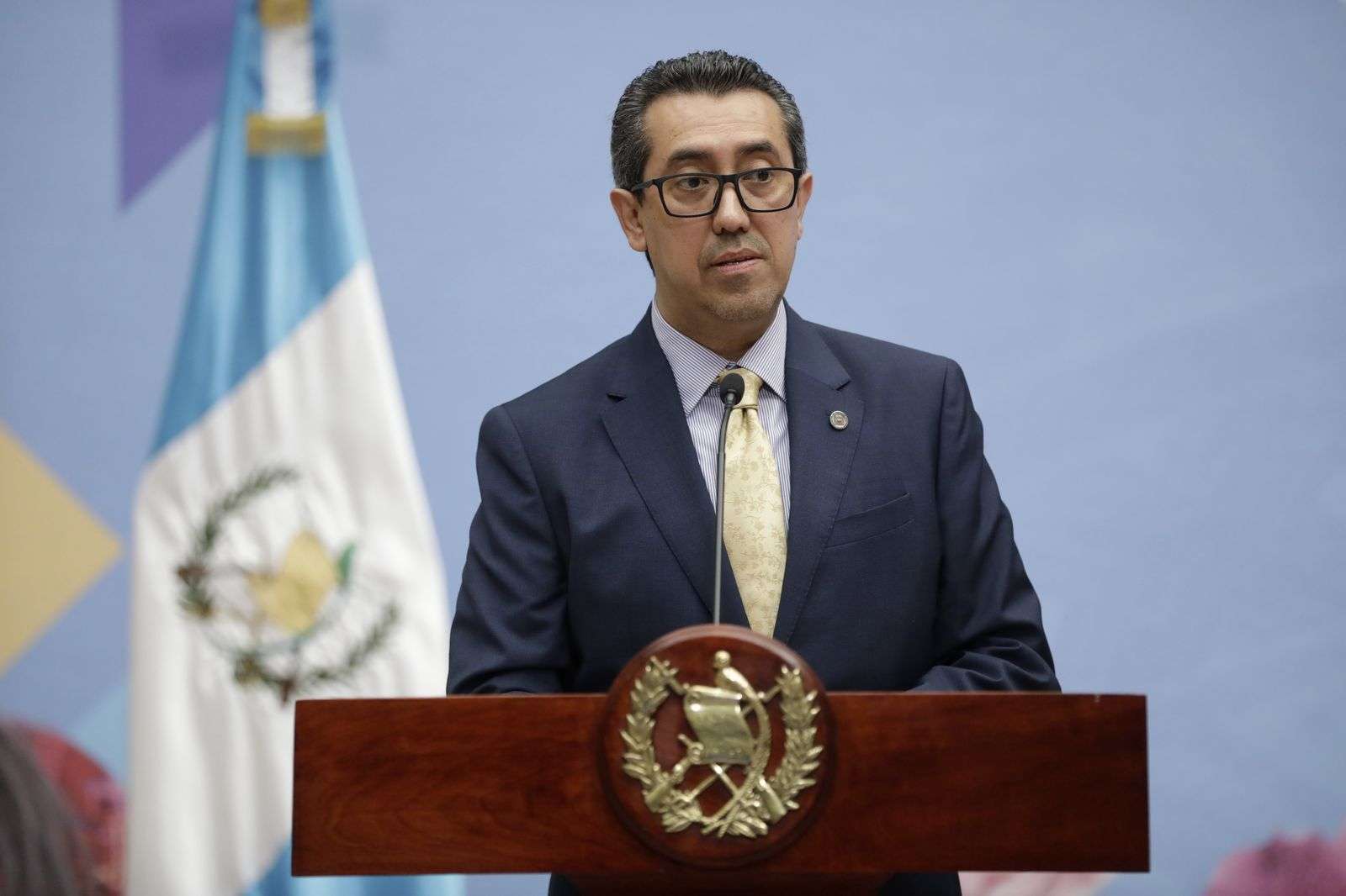 Entre versiones cruzadas, Menkos niega haber recibido solicitud formal de rebaja salarial para Karin Herrera