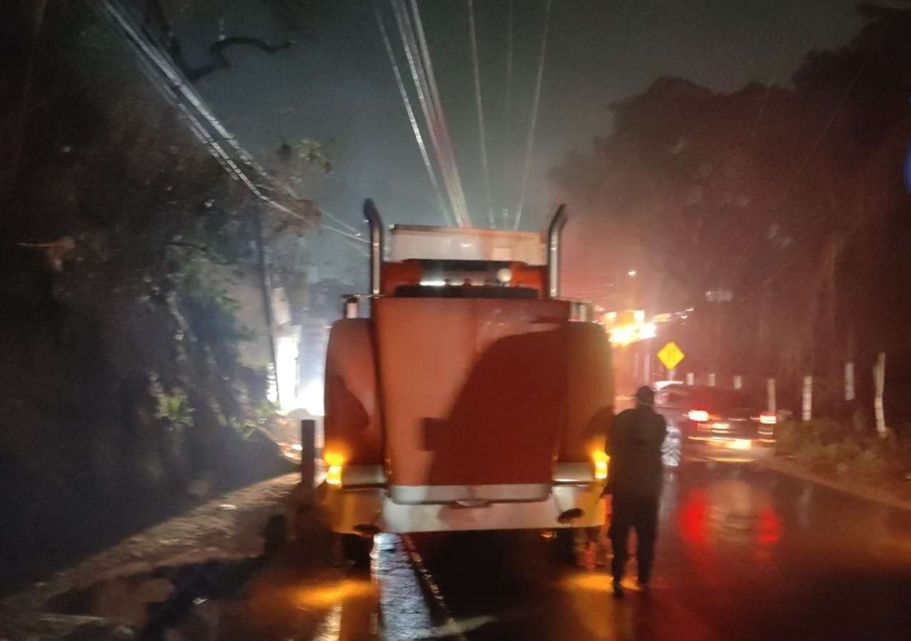 ¡Tres grúas y mucha paciencia! Así se complica el tránsito en Villa Nueva este 4 de abril