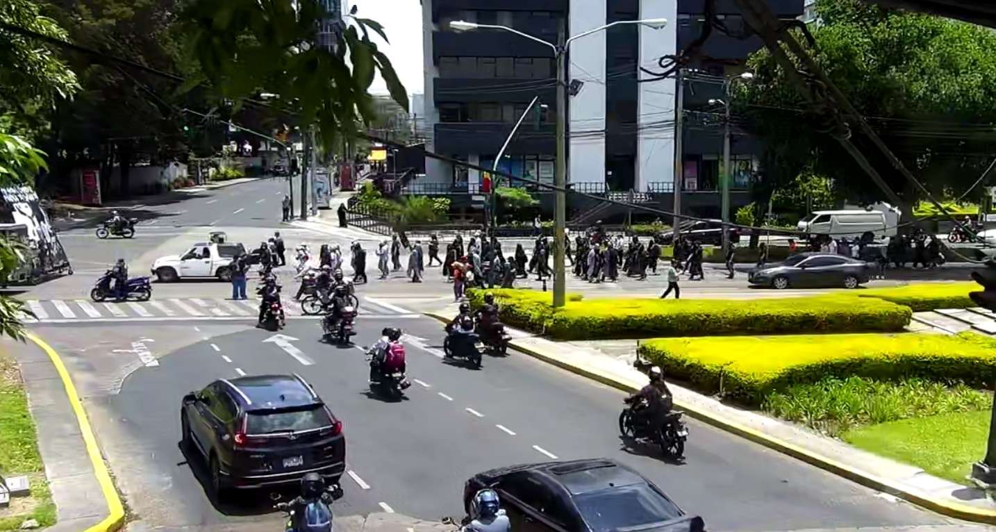 Desfile Bufo de Facultad de Ingeniería de la USAC recorre avenida Reforma