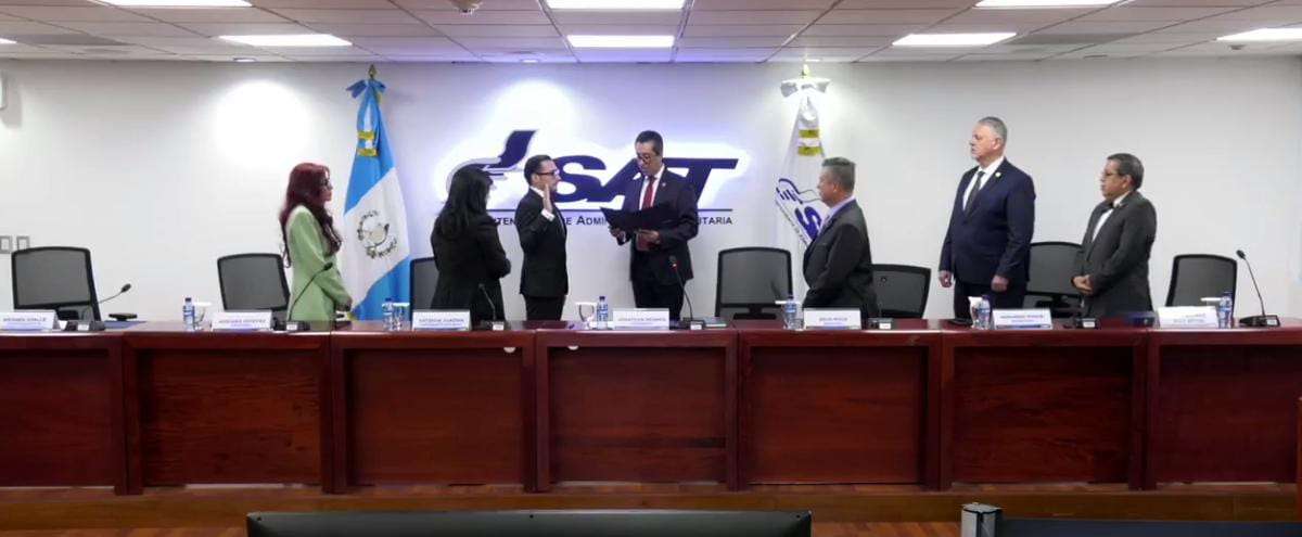 Werner Ovalle es juramentado como nuevo jefe de la SAT y anuncia una era de modernización