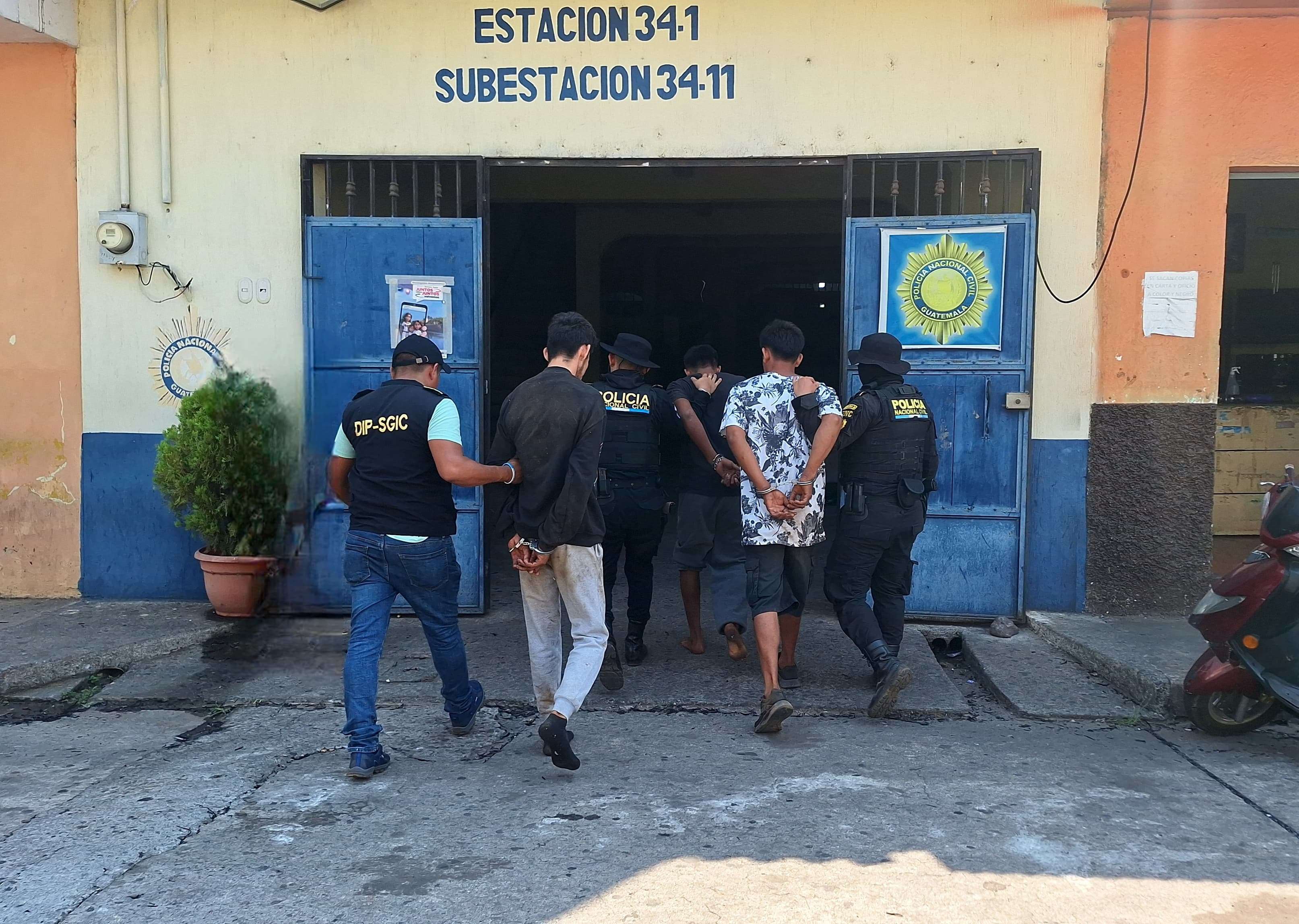 EN FOTOS | Con 128 dosis listas para la venta, capturan a tres presuntos distribuidores de droga