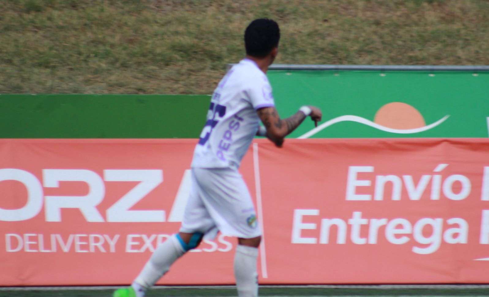 EN IMÁGENES | Así se vive el Clásico 333 entre Cremas y Rojos