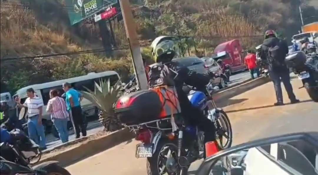 Colisión múltiple en Villalobos causa fuerte congestionamiento