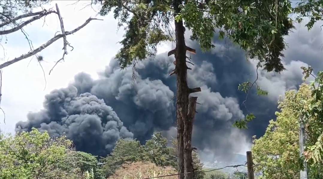 Se incendia una chatarrera en zona 6 de Mixco