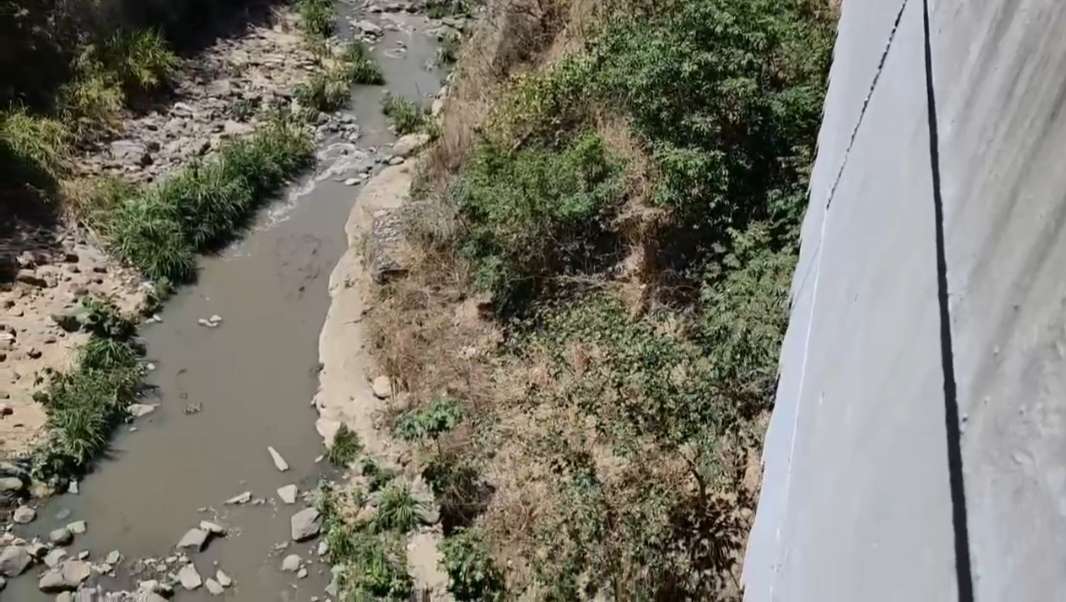 Hallan dos cadáveres bajo puente de la VAS