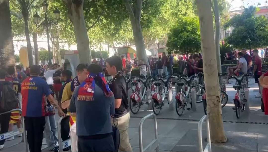 Incidente aislado en Sevilla entre policías y aficionados del Barcelona