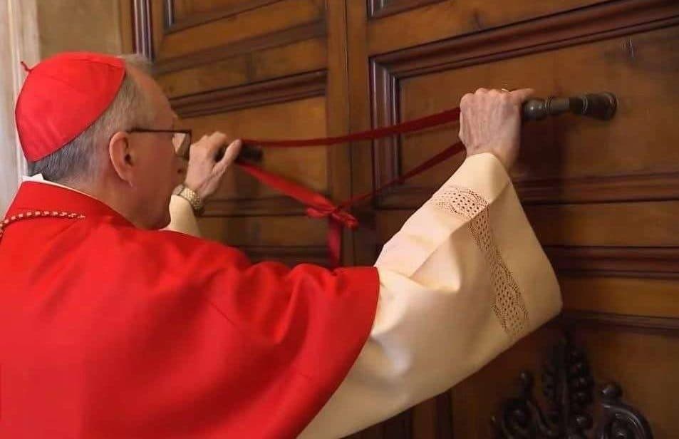 EN FOTOS | Así fue sellada la residencia del Papa Francisco tras su muerte