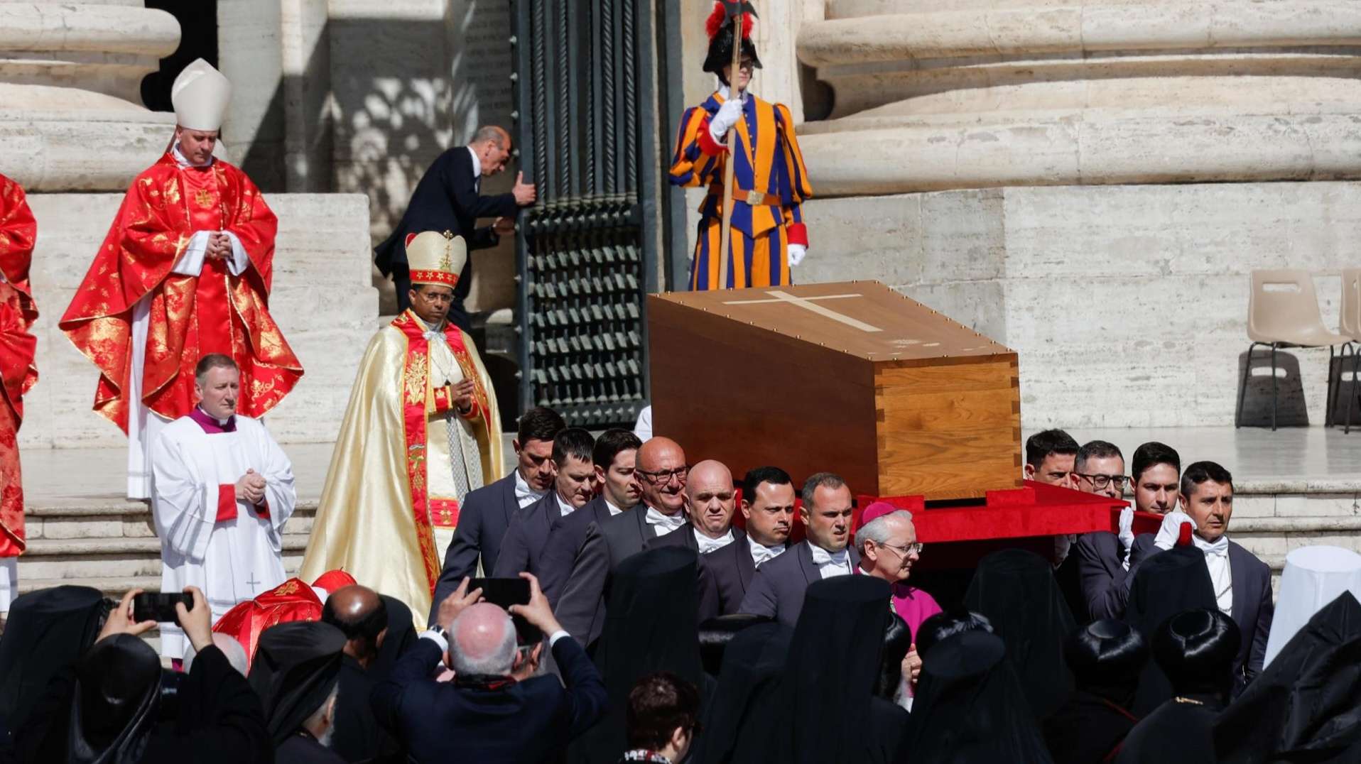 La homilía del funeral: El papa no cesó de implorar la paz y ocuparse de los últimos