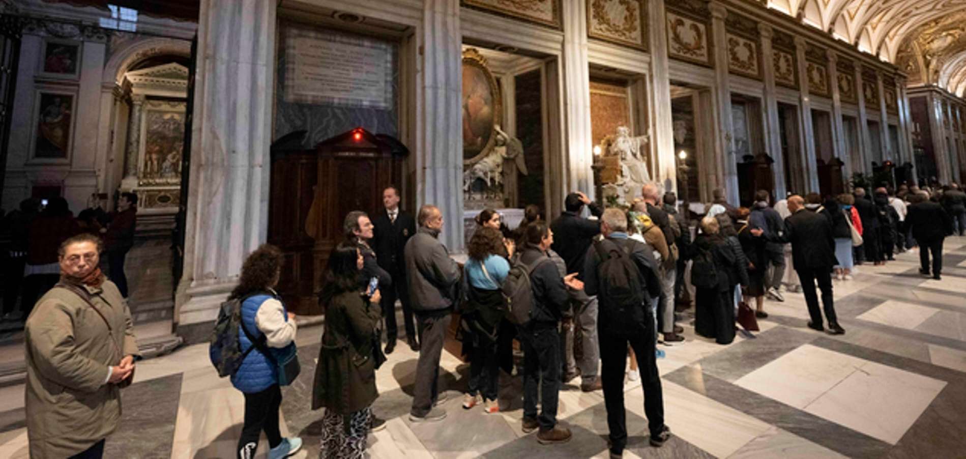 EN VIDEO | Unas 30 mil personas han pasado por Santa María la Mayor para ver la tumba de Francisco