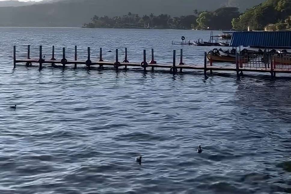 Toxicidad del agua amenaza la salud al nadar en el lago de Amatitlán