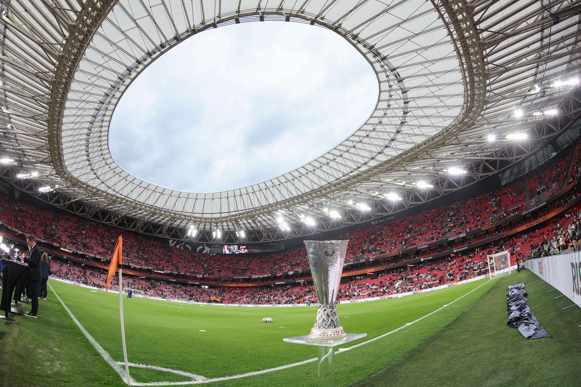 El Tottenham con Richarlison titular y Son suplente; el United con Mount y Amad en el once