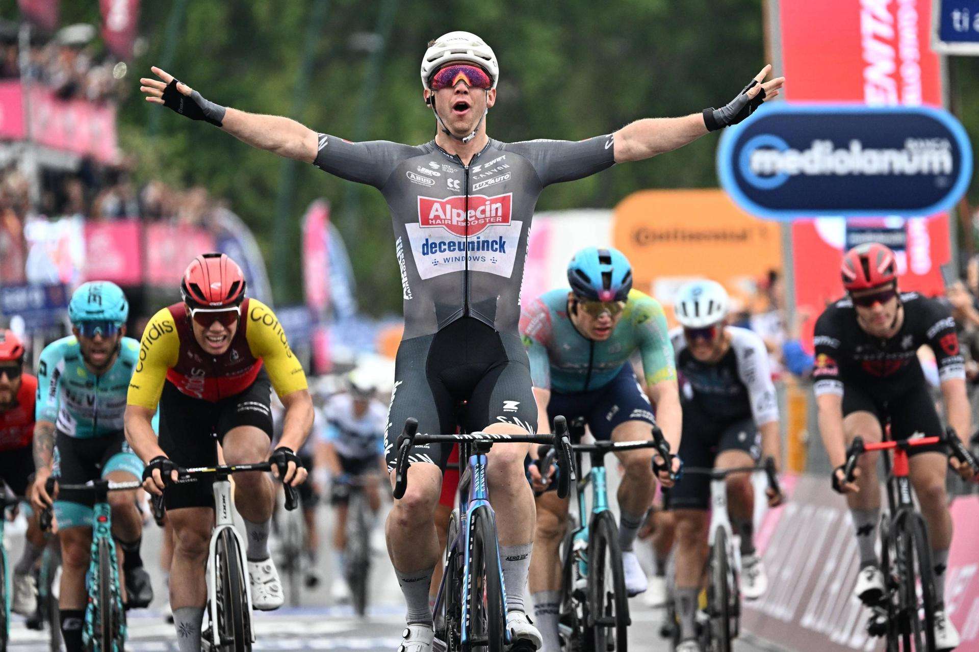 Groves gana en Nápoles la etapa del caos, Pedersen sigue de rosa