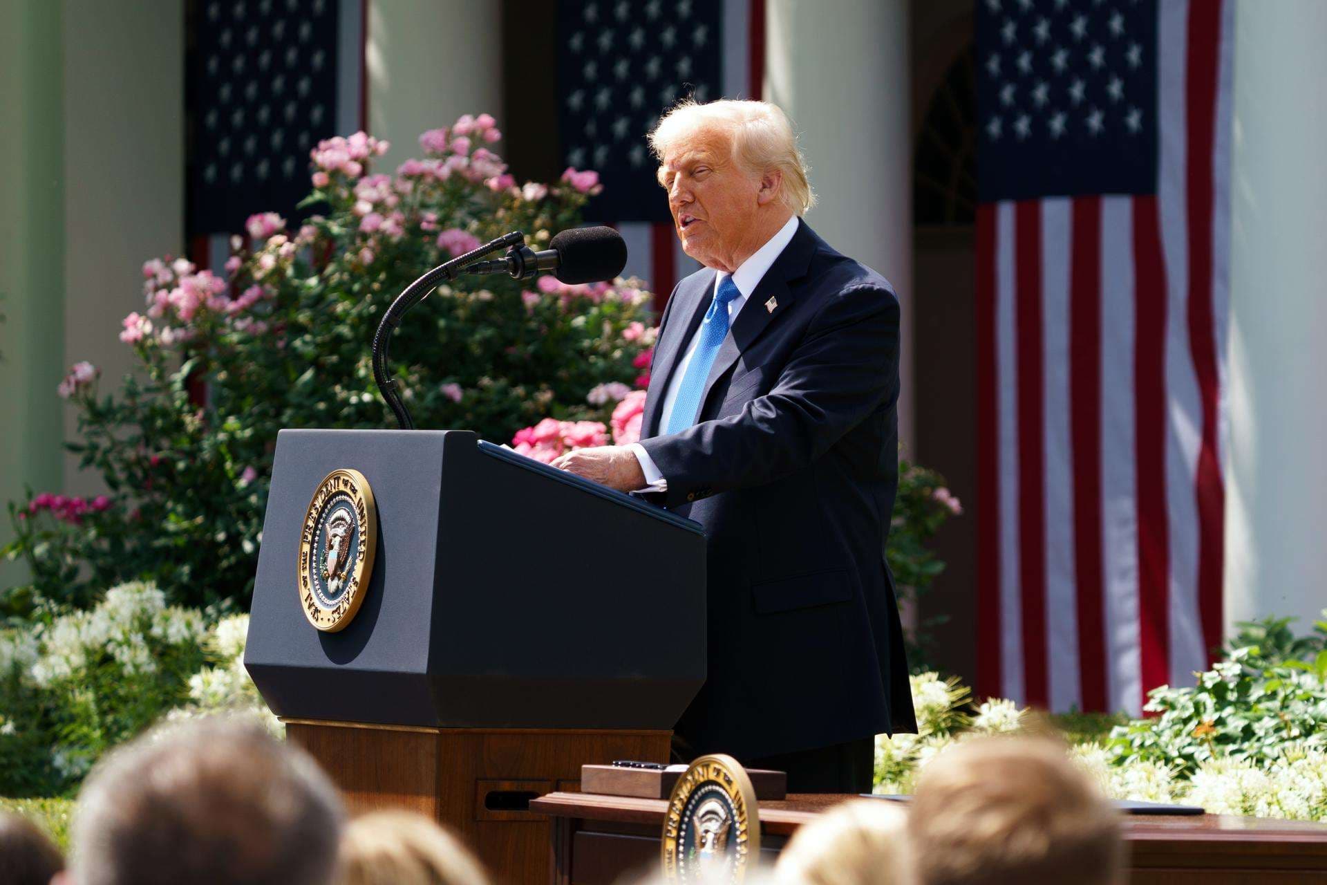 Trump firma la ley que prohíbe difundir sin permiso pornografía generada con IA