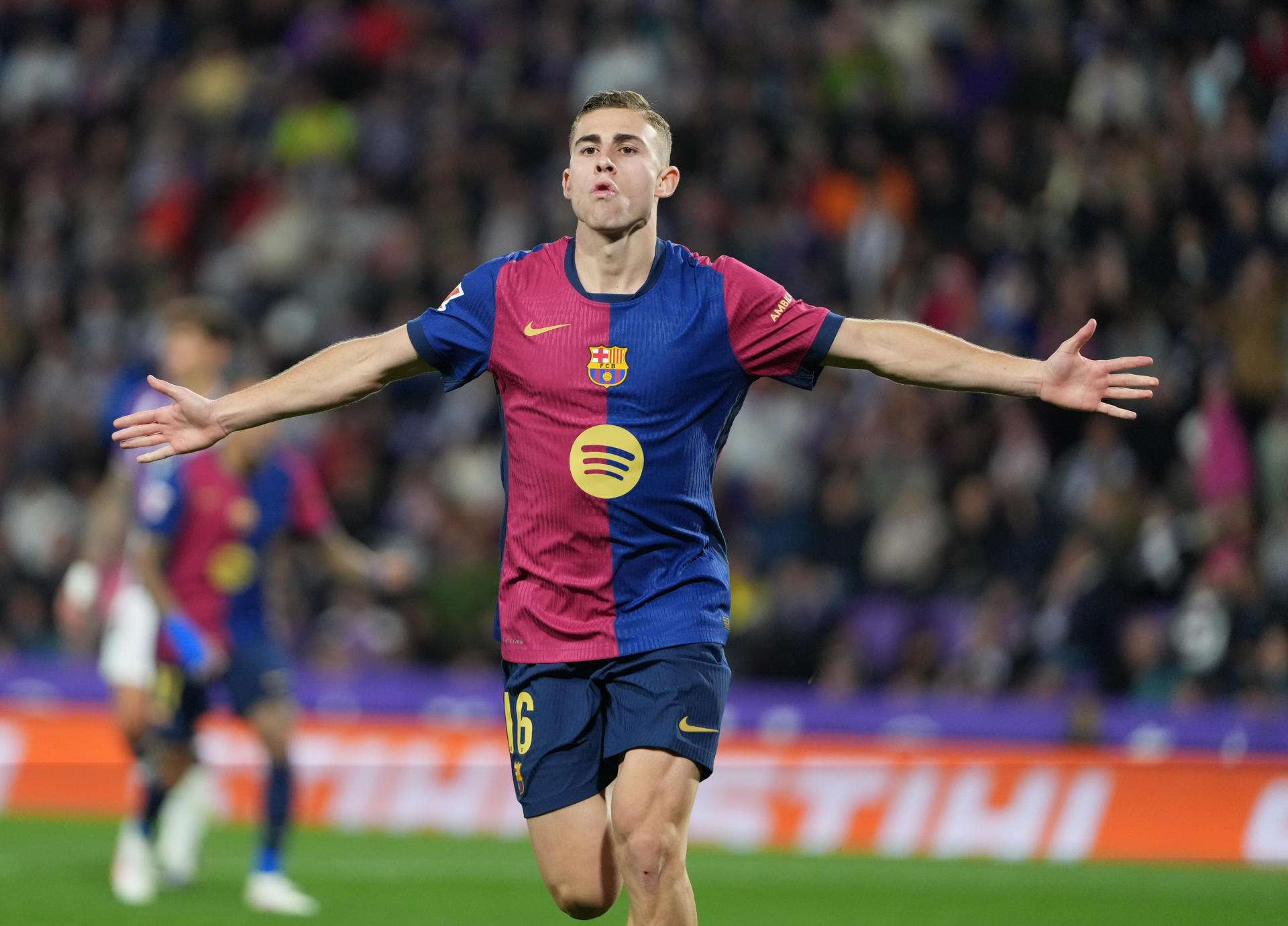 El Barcelona remonta y se mantiene firme en la cima por el título