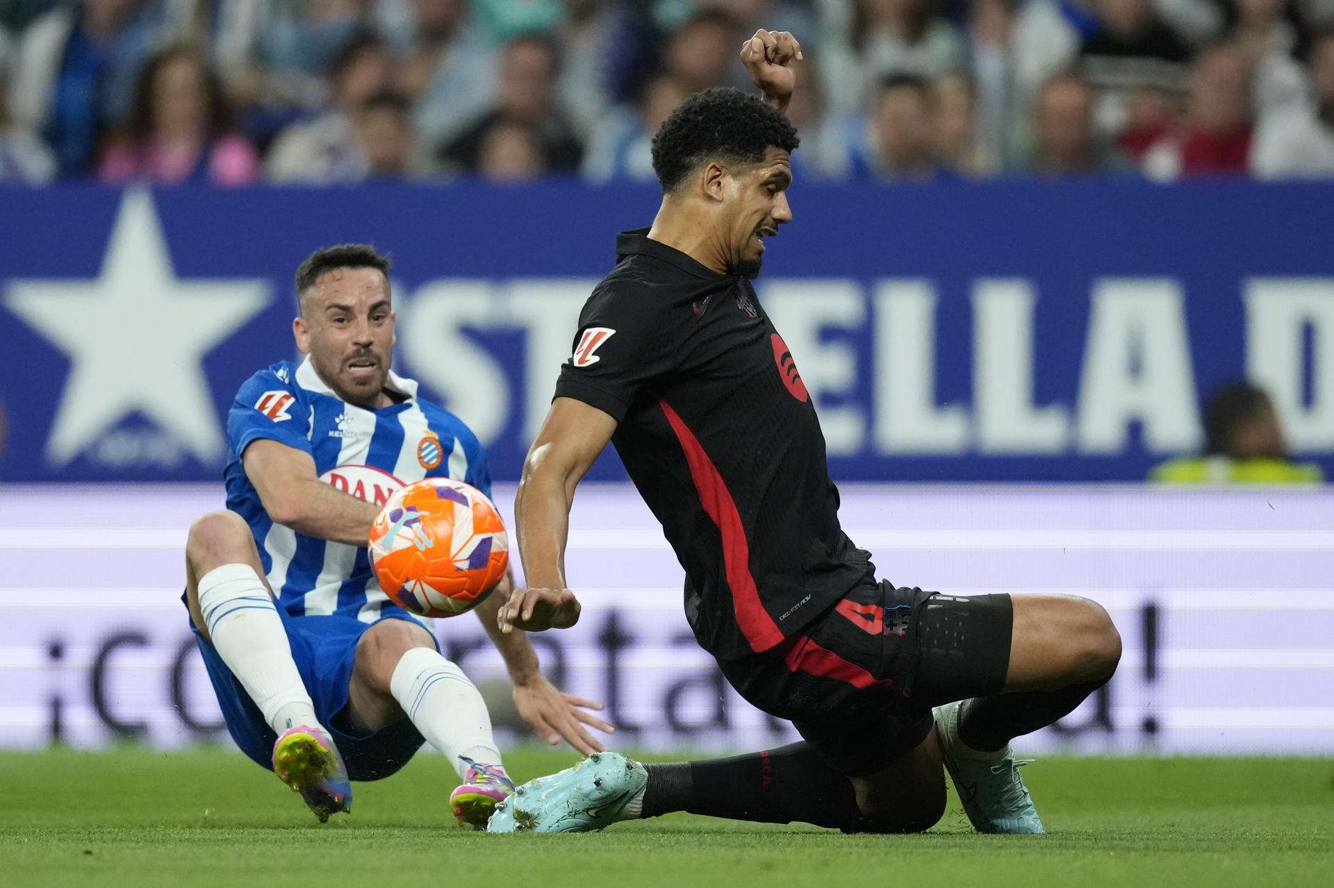 Araujo, con molestias en la rodilla, baja para recibir al Villarreal