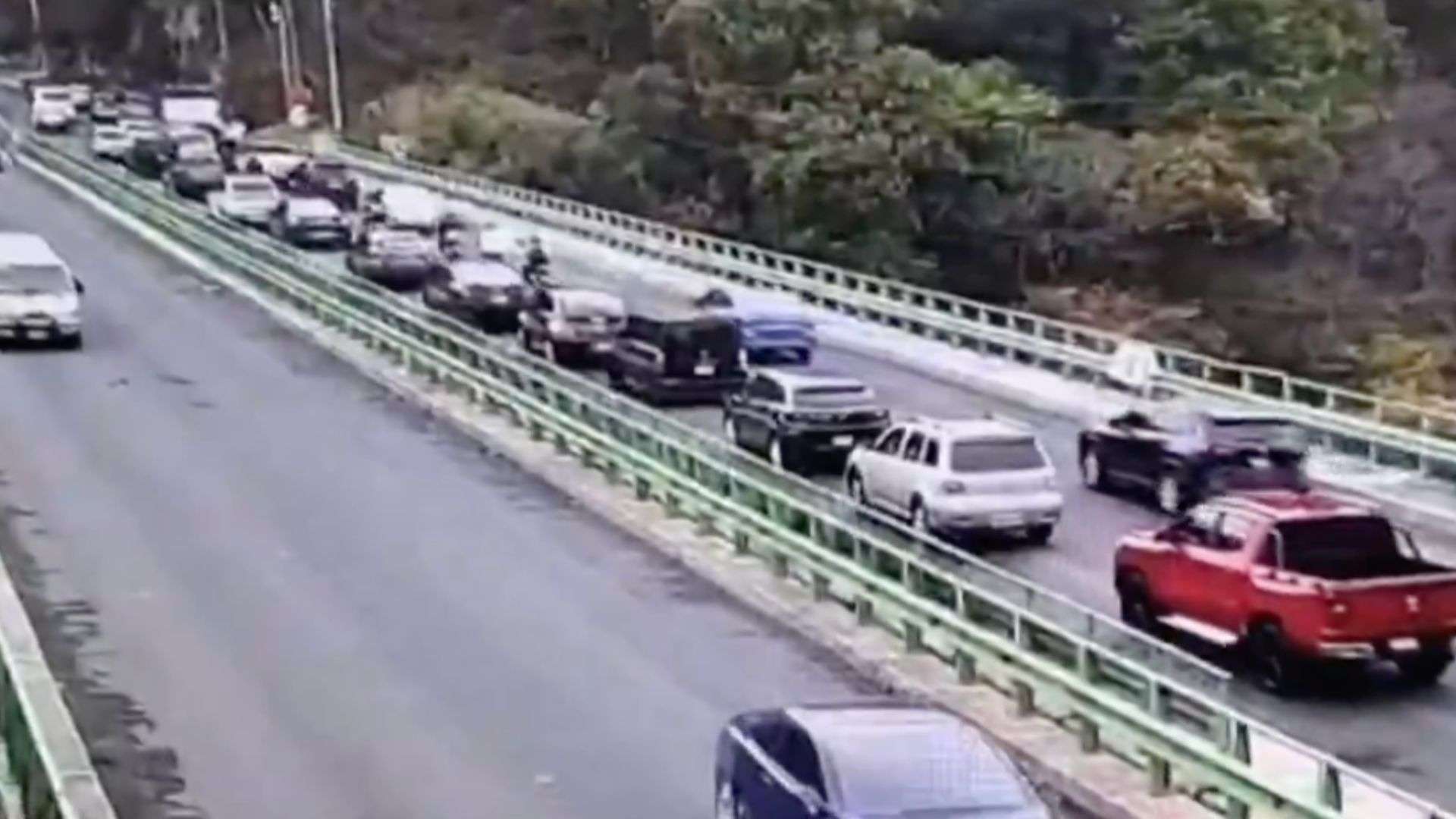 Tránsito lento bloquea conexión entre Periférico y Calzada Aguilar Batres