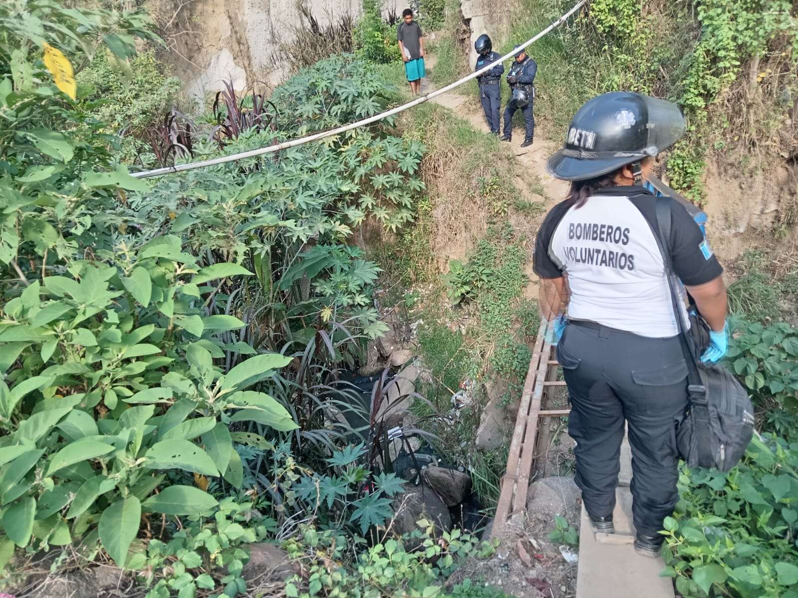 Hallan a persona sin vida en río de aguas negras