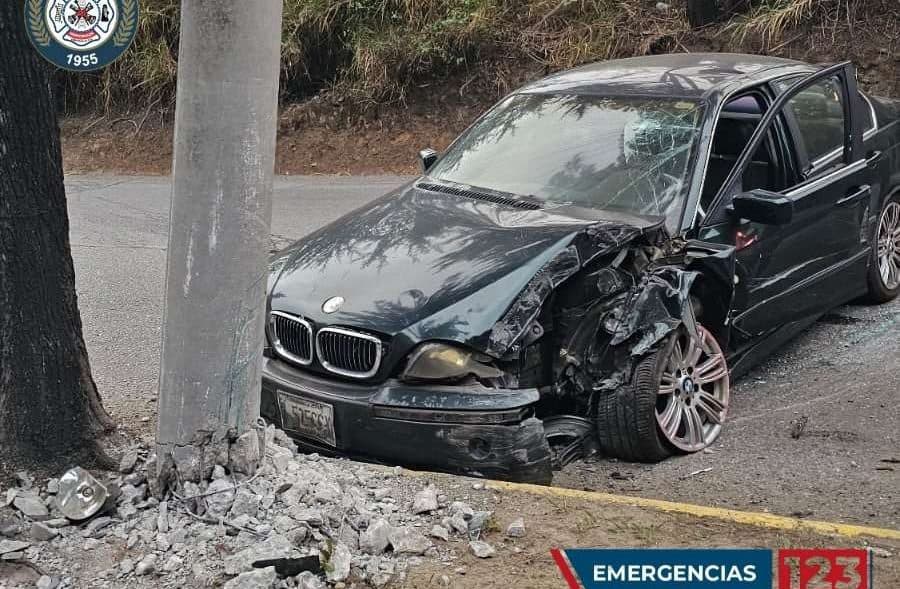 Conductor pierde el control y colisiona contra poste en zona 16