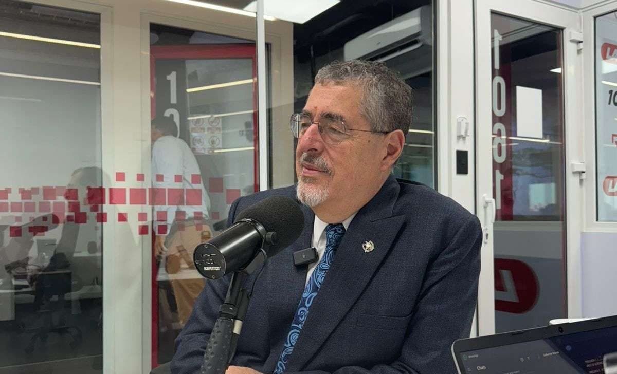 Arévalo defiende gestión en infraestructura y reconoce desafíos en Ministerio de Comunicaciones