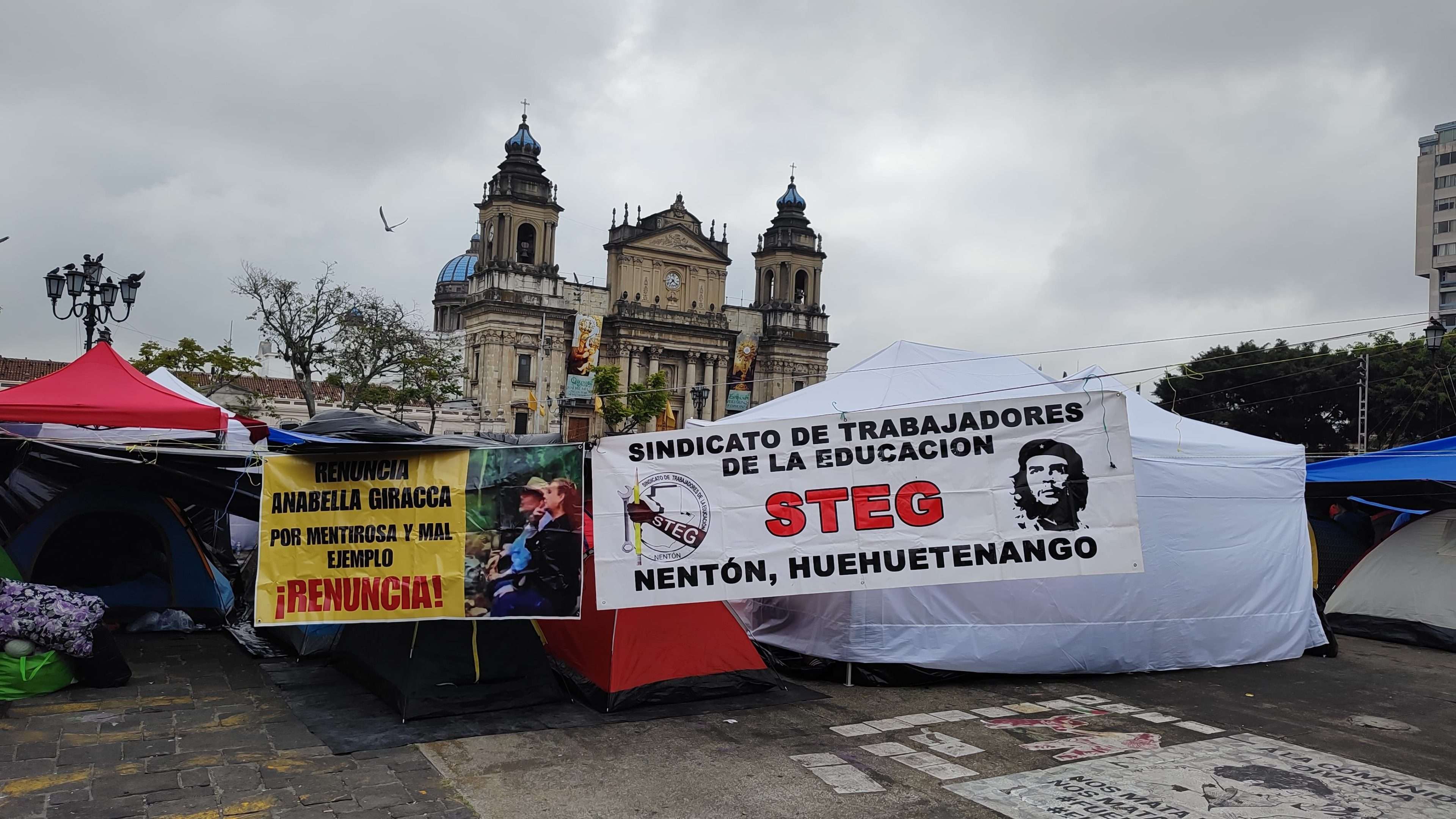 ¿Qué pasa frente al Palacio Nacional? Maestros pernoctan por tercer día en protesta