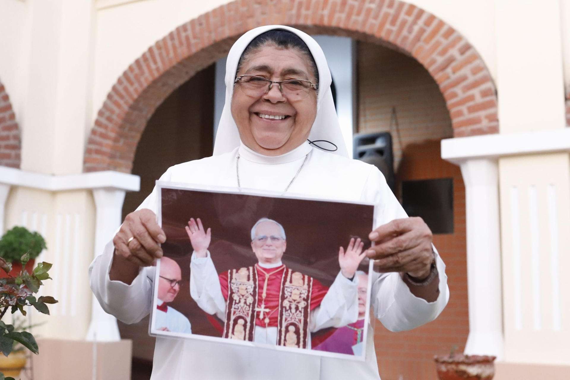 León XIV será "un papa del pueblo, para el pueblo", dice monja que se tomó selfis con él