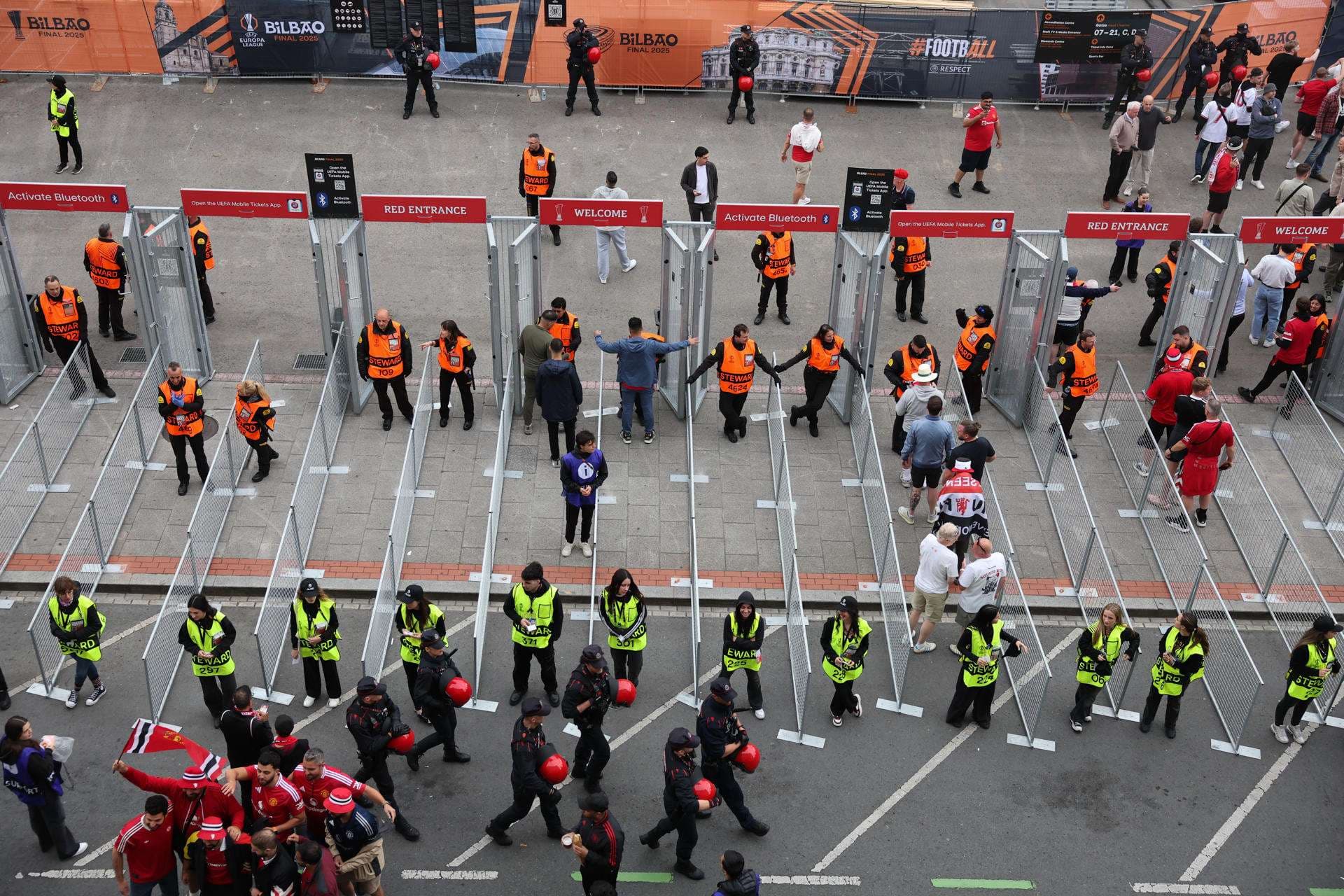 Las aficiones de Tottenham y United comienzan a acceder a San Mamés sin incidentes
