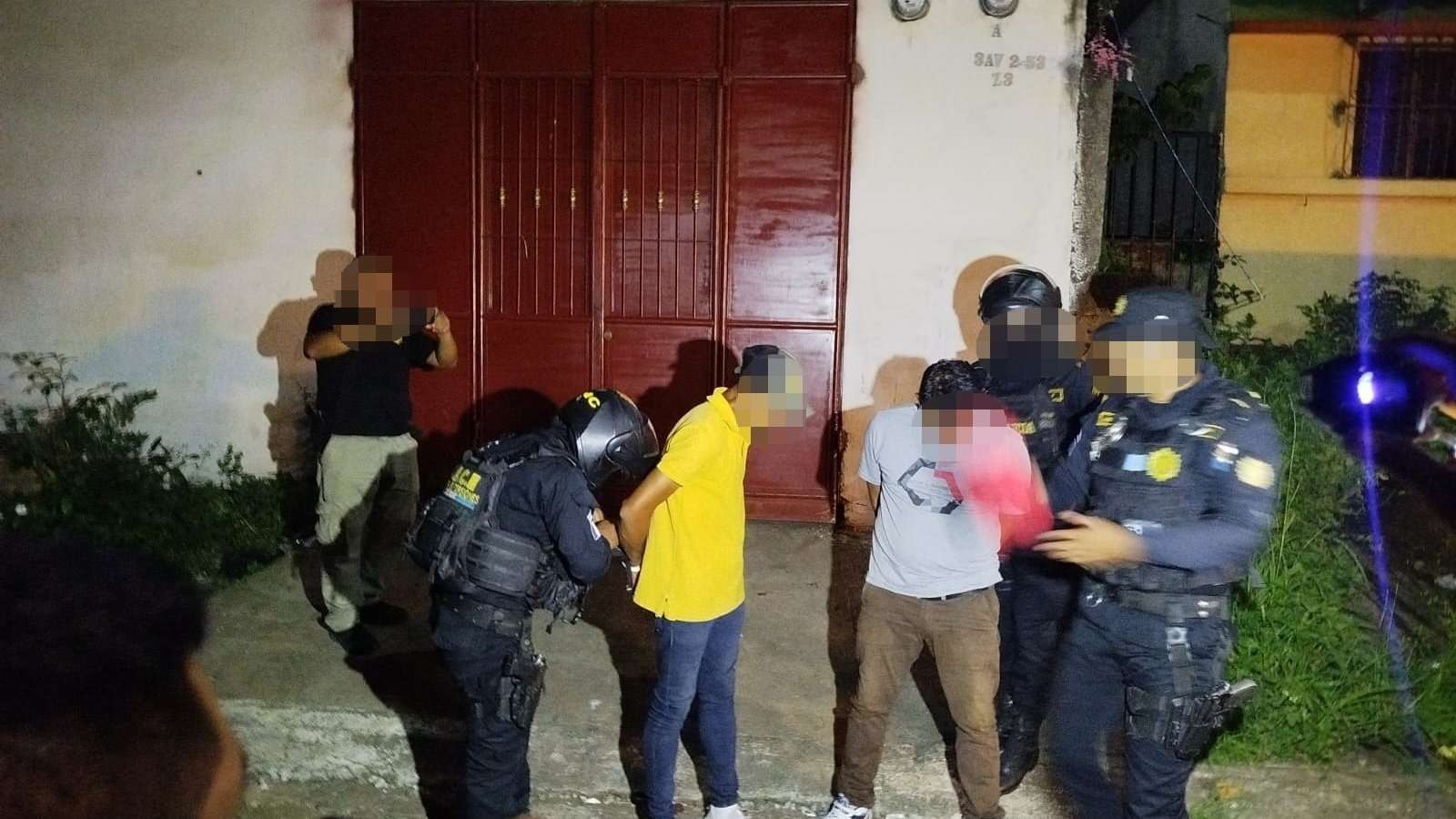 ¡Armados hasta los dientes! Detienen a dos hombres con pistolas, cargadores y municiones