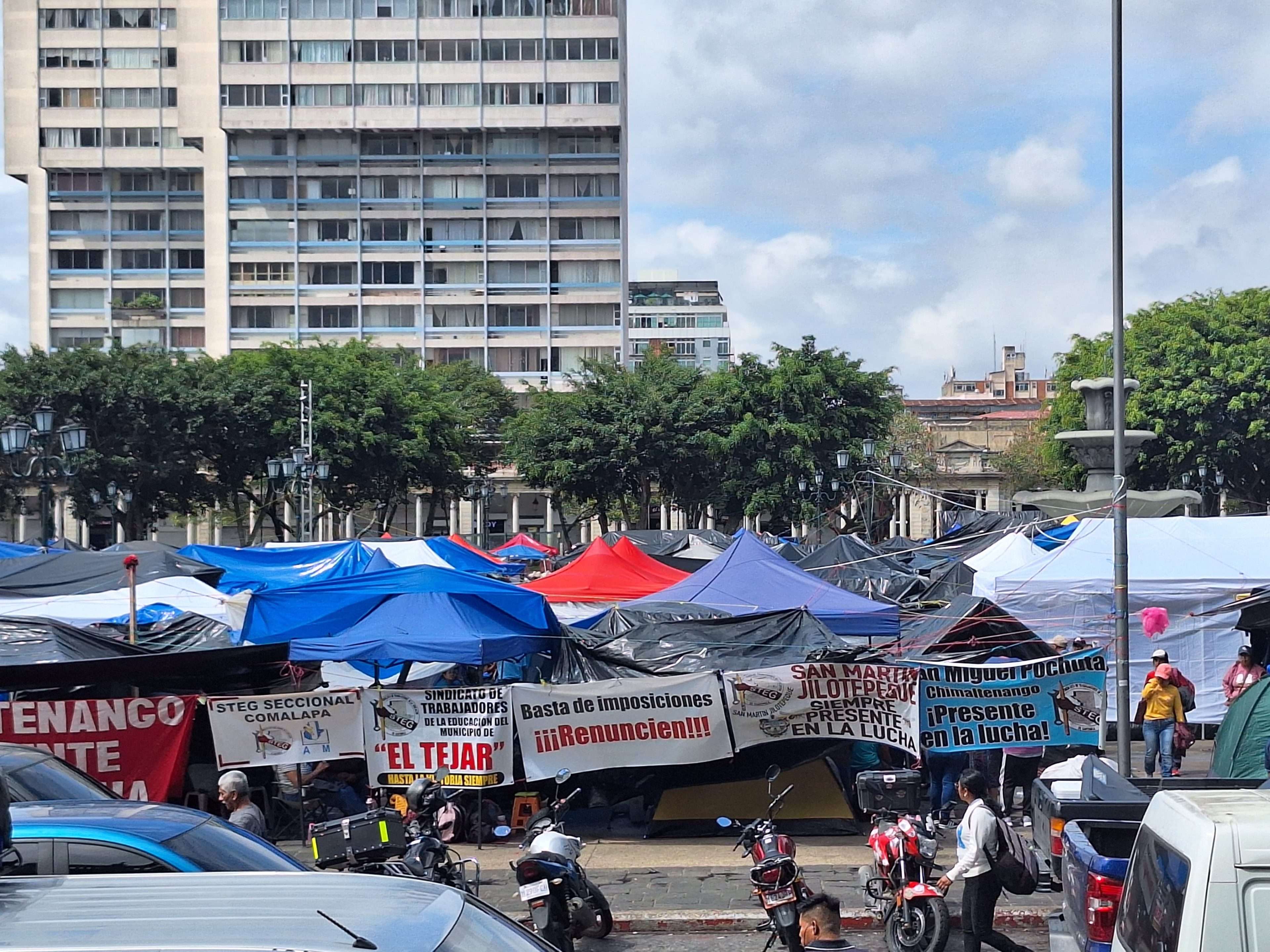 Orden judicial obliga a maestros en “asamblea permanente” a regresar a clases