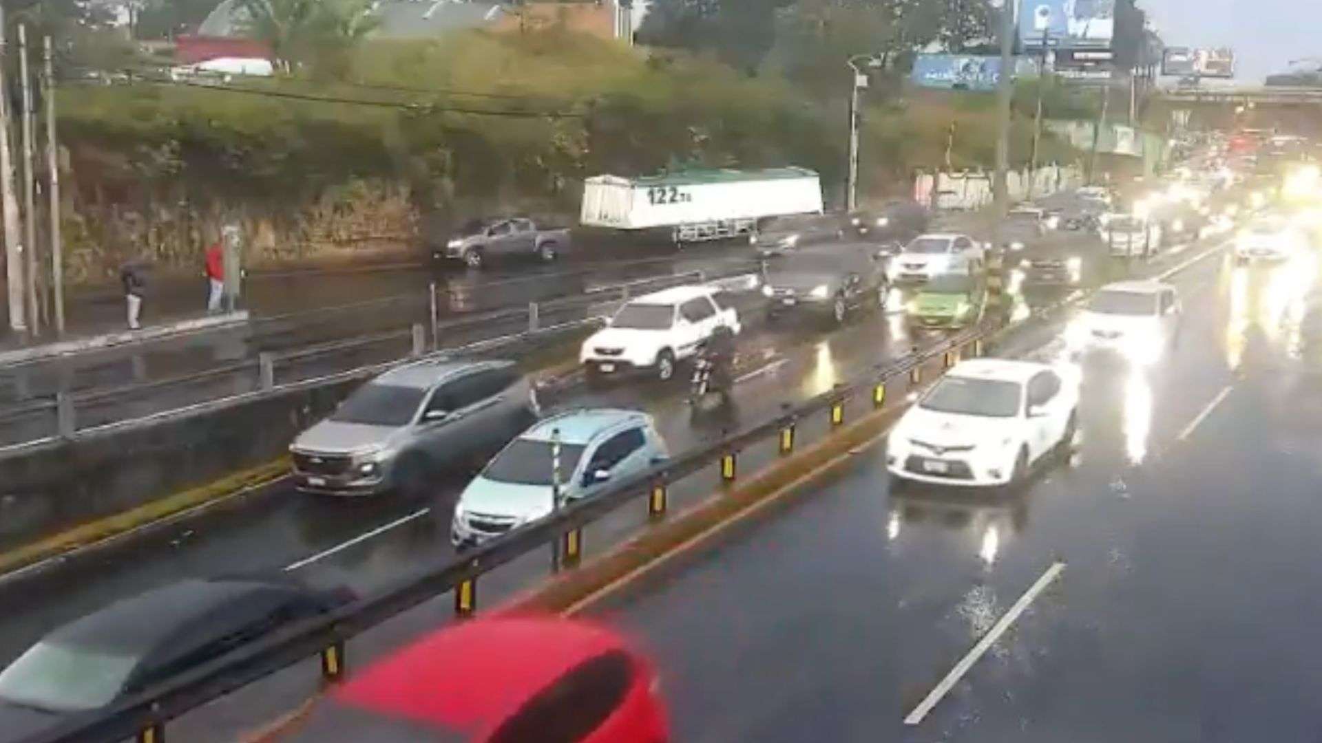 Lluvia en la capital provoca complicaciones viales