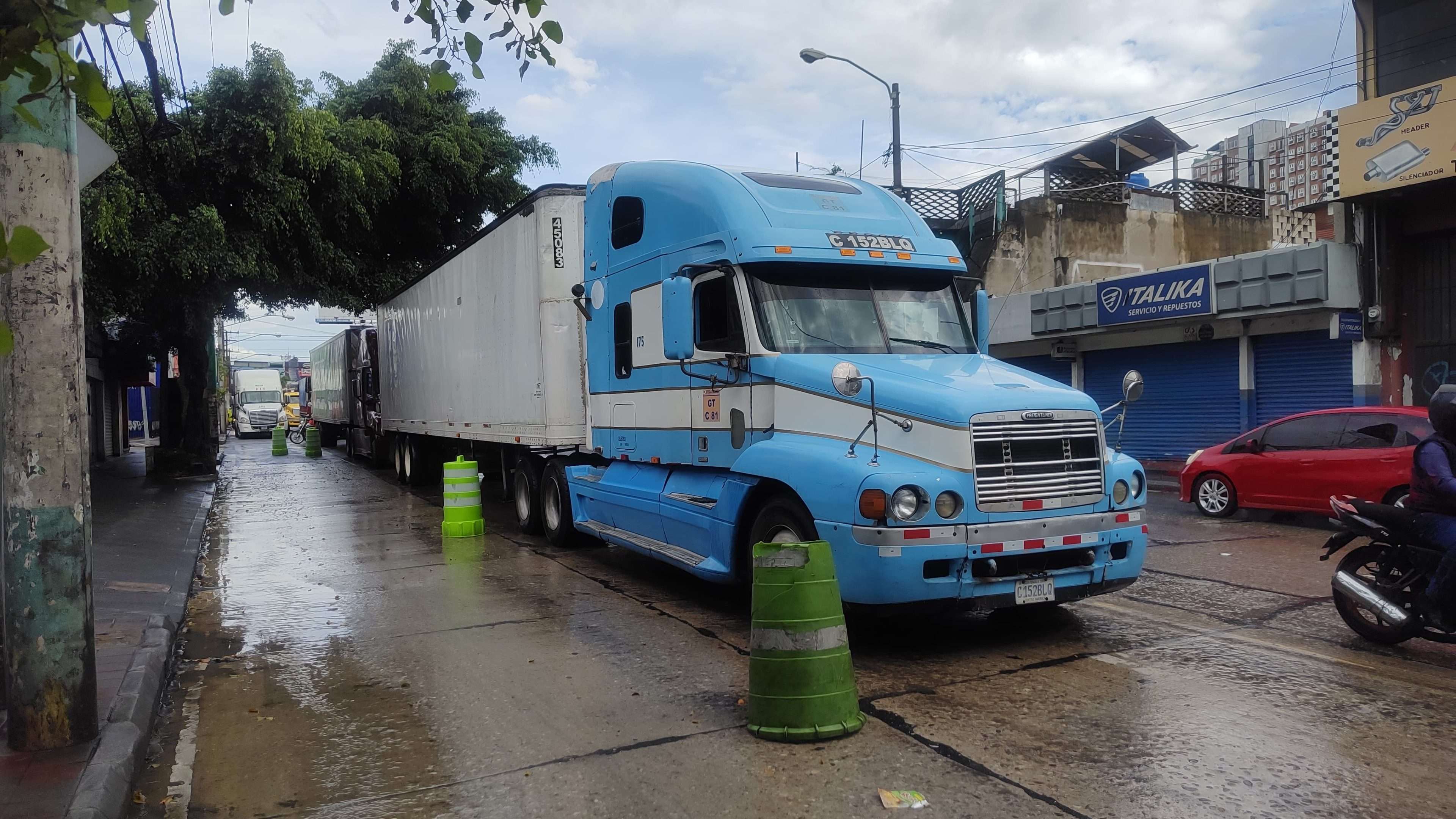 ¿Qué ocasionó las largas filas de tráileres en Calle Martí?