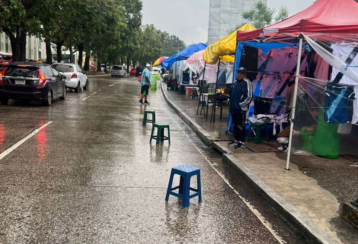 EN IMÁGENES | Camisolas, entradas, nylon y capas previo al Guatemala vs Dominicana