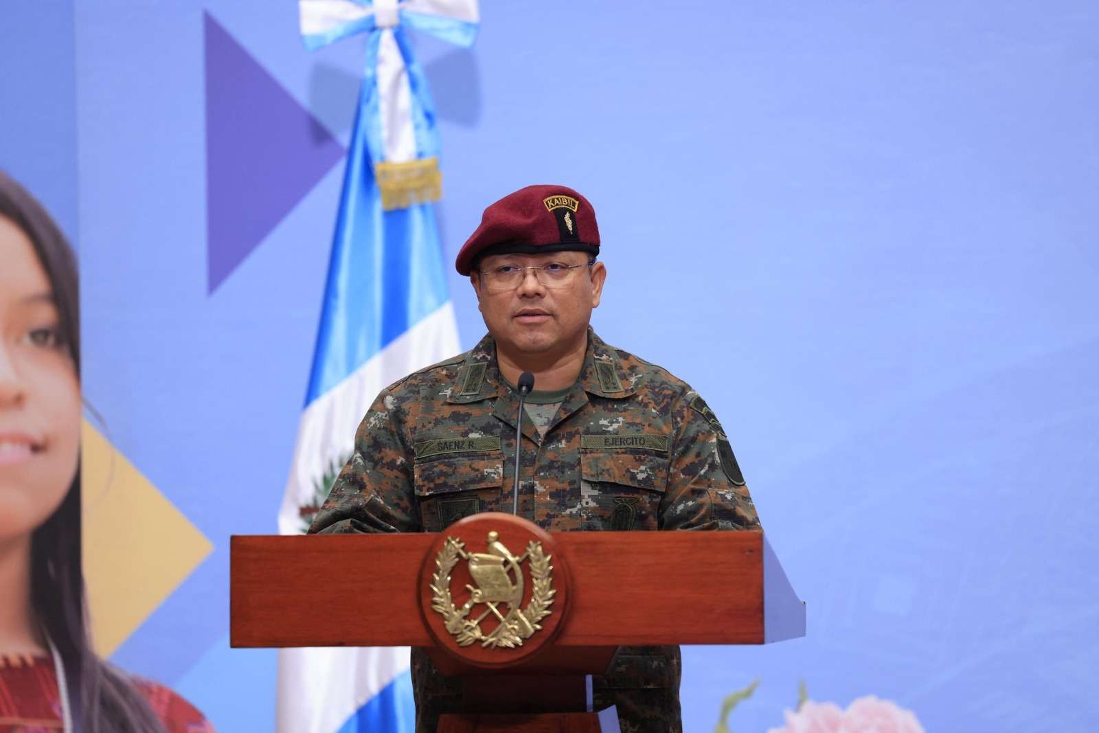 Arévalo confirma continuidad de Henry Saenz como Ministro de la Defensa