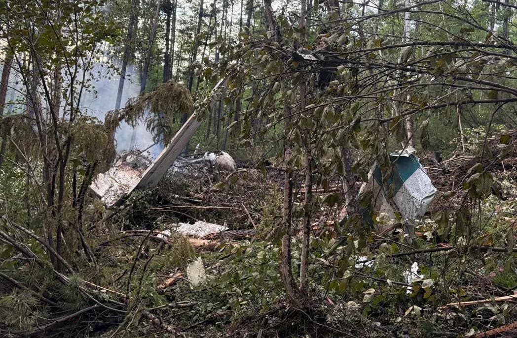 Avión con más de 50 personas se estrella en Rusia