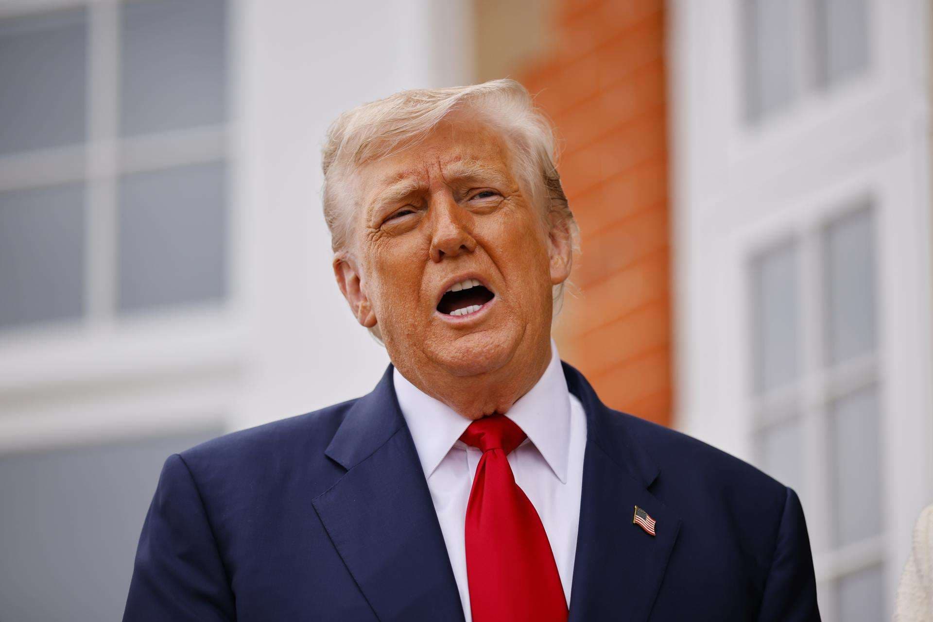 El presidente de Estados Unidos, Donald Trump, dijo este lunes que su Gobierno, junto a otros países aliados, "instalará centros de alimentos sin vallas" en Gaza, para que la población pueda acceder sin obstáculos.