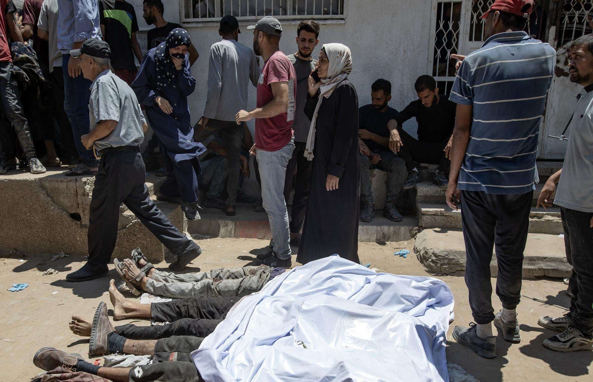 Los palestinos lloran sobre los cuerpos de personas que fueron asesinadas a tiros en un punto de distribución de alimentos, en el Hospital Al-Shifa de la ciudad de Gaza, 20 de julio de 2025. EFE/EPA/HAITHAM IMAD