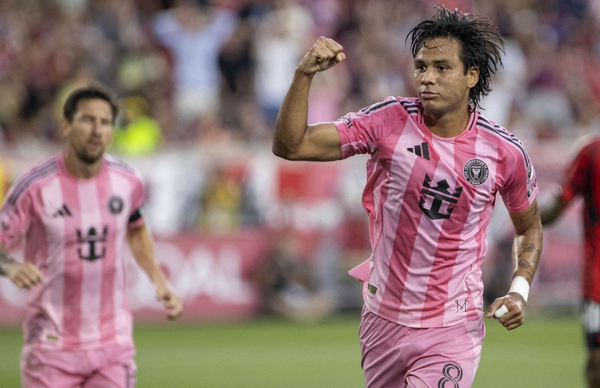 El venezolano Telasco Segovia (d) aportó un doblete y Lionel Messi selló este sábado con otro la goleada de remontada de Inter Miami por 1-5 al New York Red Bulls, en el estadio Red Bull Arena de New Jersey. EFE/ Angel Colmenares.