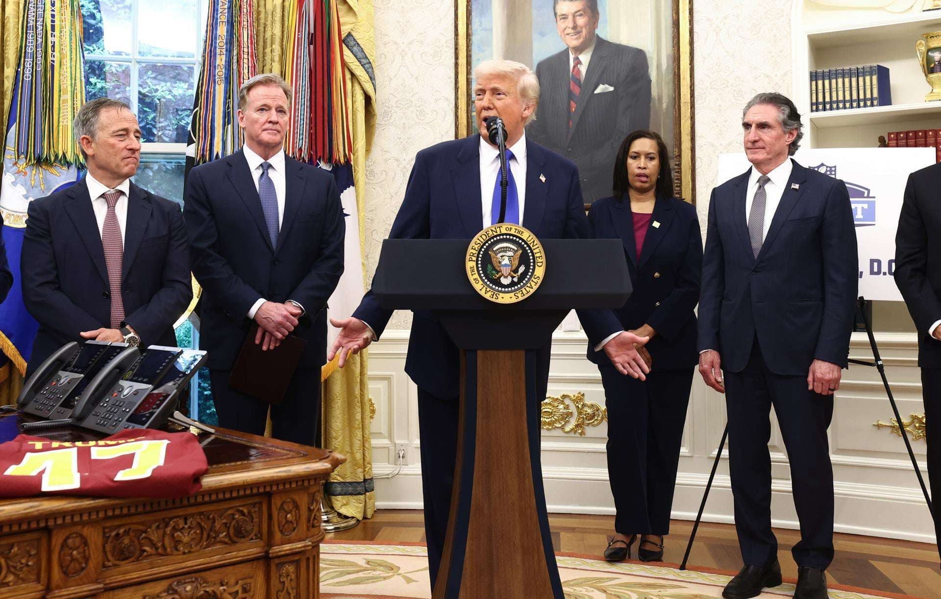 Trump exige a los Washington Commanders que retomen su polémico nombre original Redskins