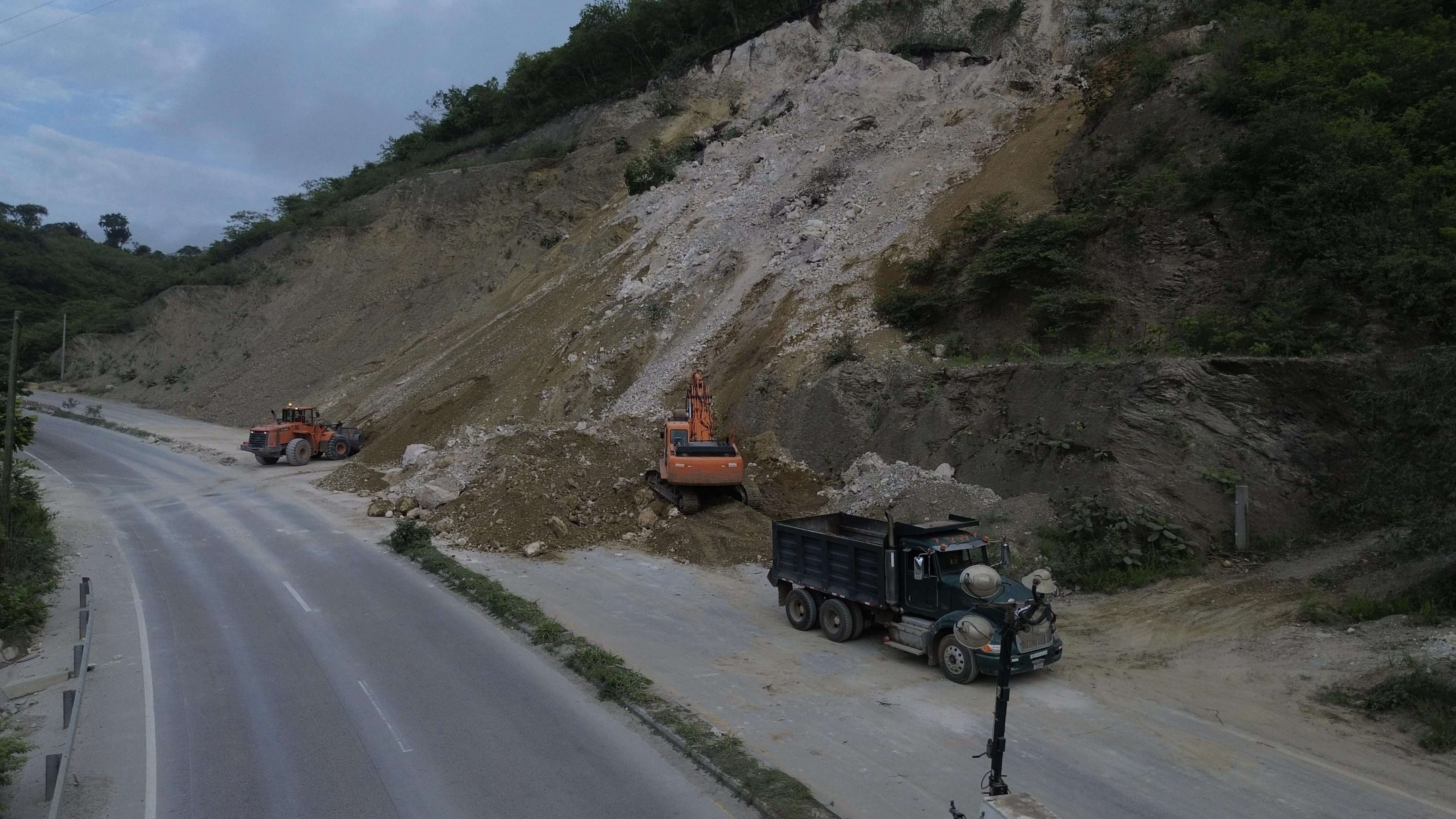 Autoridades aceleran trabajos para que el paso en Sanarate vuelva a la normalidad