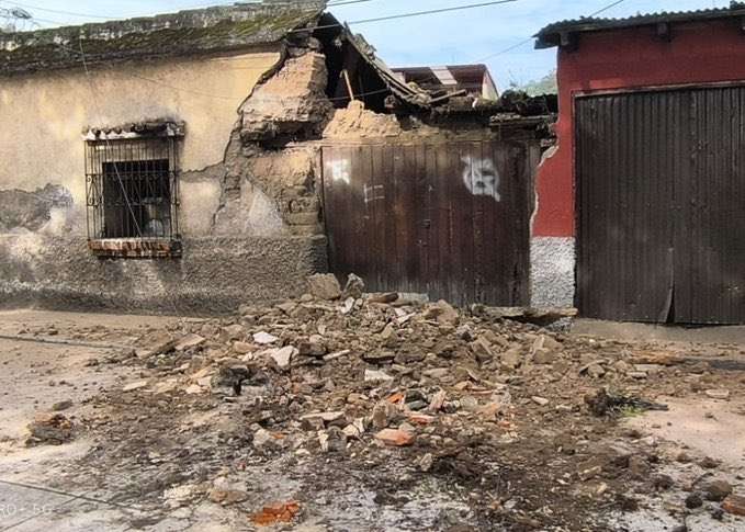 ¿Qué papel juegan las réplicas en el escenario post-temblor y cómo afectan a la población guatemalteca?